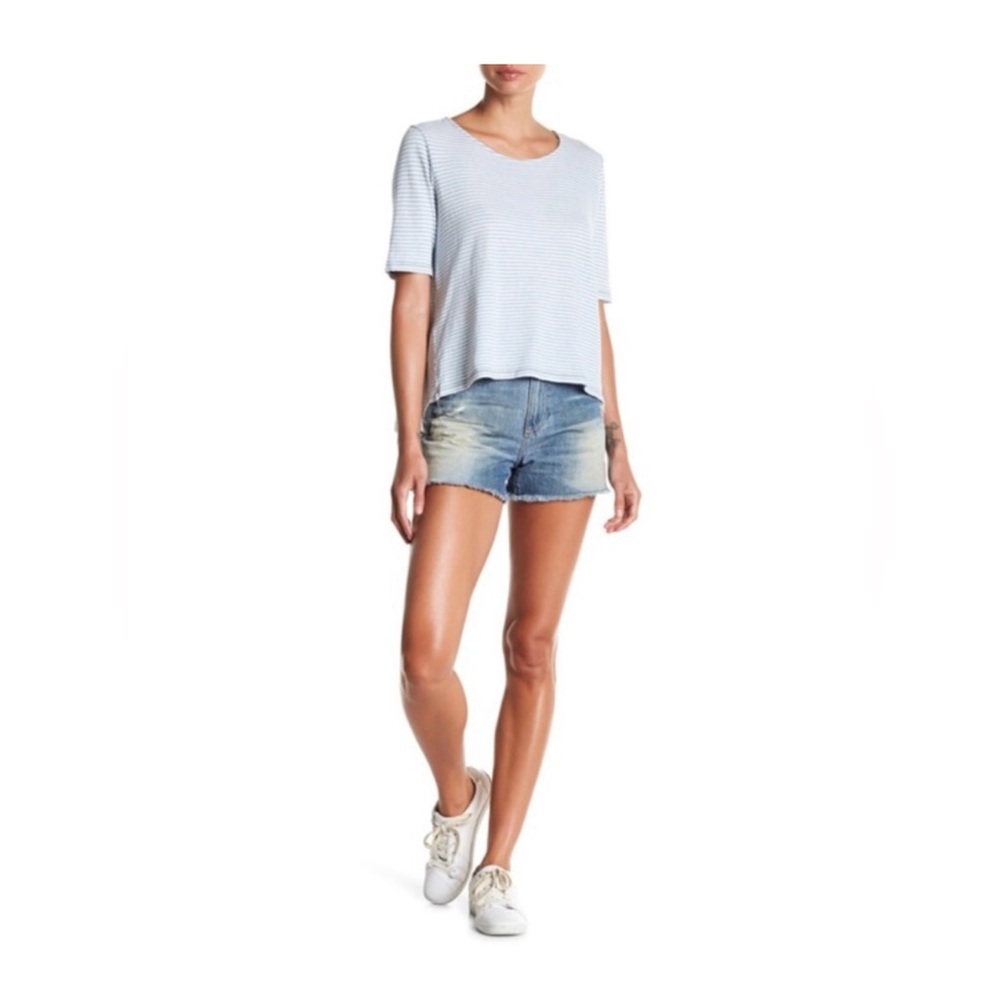 "The Sadie high rise denim short” only worn 2 times looks brand new! Size 25R